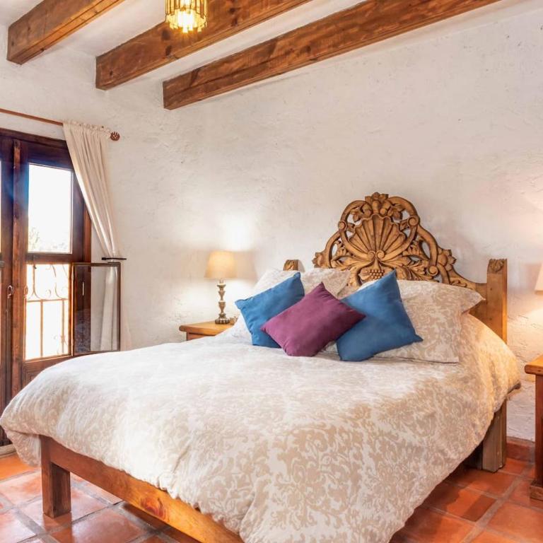 Rooftop Sunsets & Gas Fireplace Colonial Home - Casa de 2 dormitorios - 3