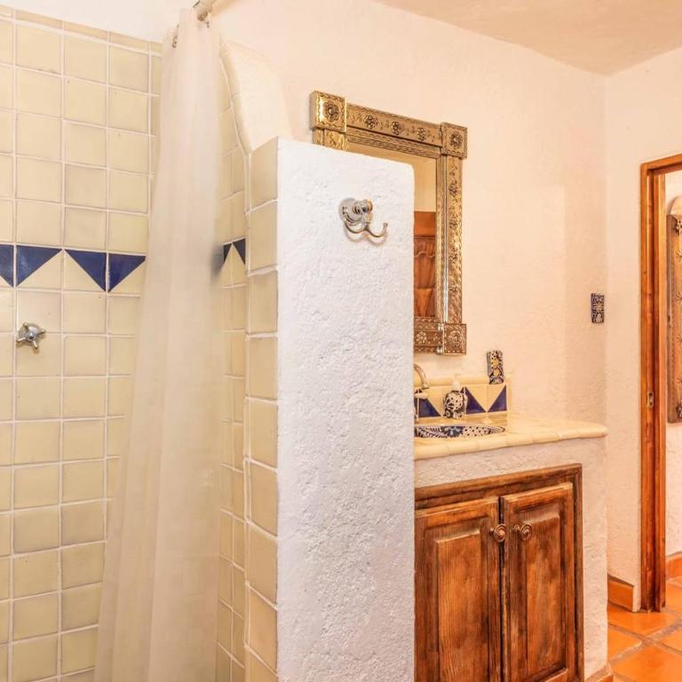 Rooftop Sunsets & Gas Fireplace Colonial Home - Casa de 2 dormitorios - 14