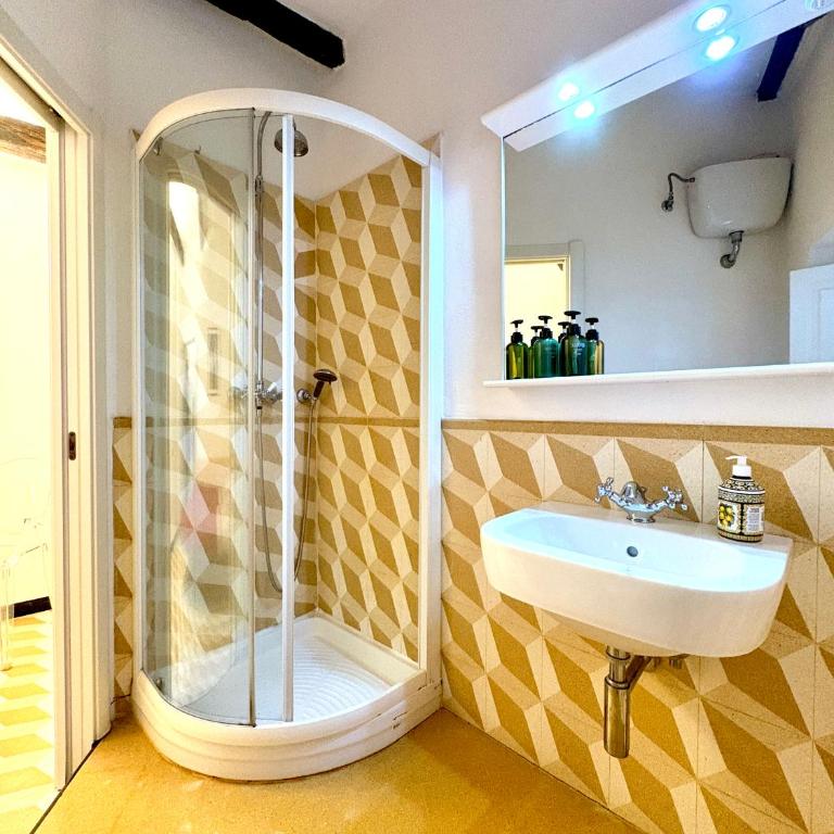 "Marina Apartment" in Vernazza Historic, Restored, Beachfront, 2nd floor, 2 Aircondo BDR, 2BHT, rare Private Garage 300 mt far, 200 mt from train - Two-Bedroom Apartment - 35