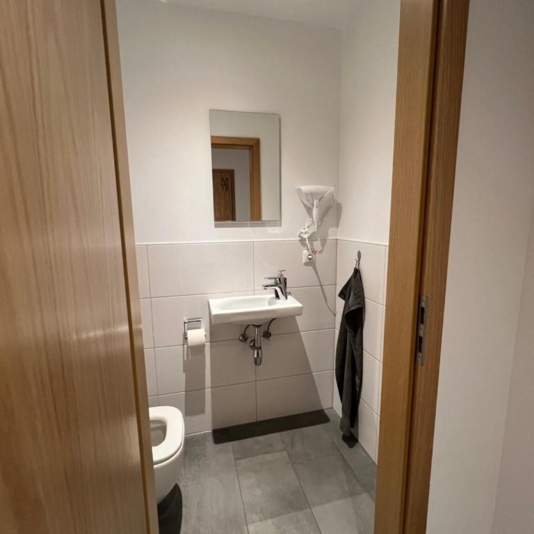 KemptenCityHostPlus-Unterkunft Charme im Denkmal - Familienzimmer mit Gemeinschaftsbad - 11