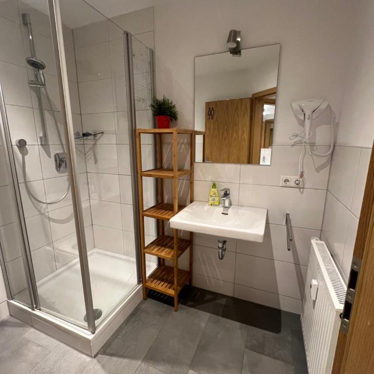 KemptenCityHostPlus-Unterkunft Charme im Denkmal - Doppelzimmer mit Gemeinschaftsbad - 16