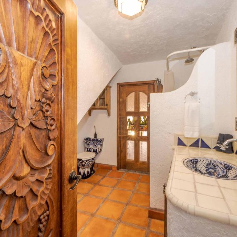 Rooftop Sunsets & Gas Fireplace Colonial Home - Casa de 2 dormitorios - 13