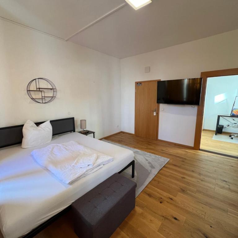 KemptenCityHostPlus-Unterkunft Charme im Denkmal - Vierbettzimmer mit Gemeinschaftsbad - 12