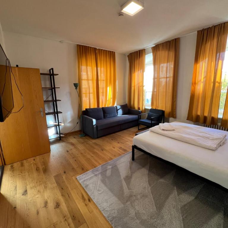 KemptenCityHostPlus-Unterkunft Charme im Denkmal - Vierbettzimmer mit Gemeinschaftsbad - 1