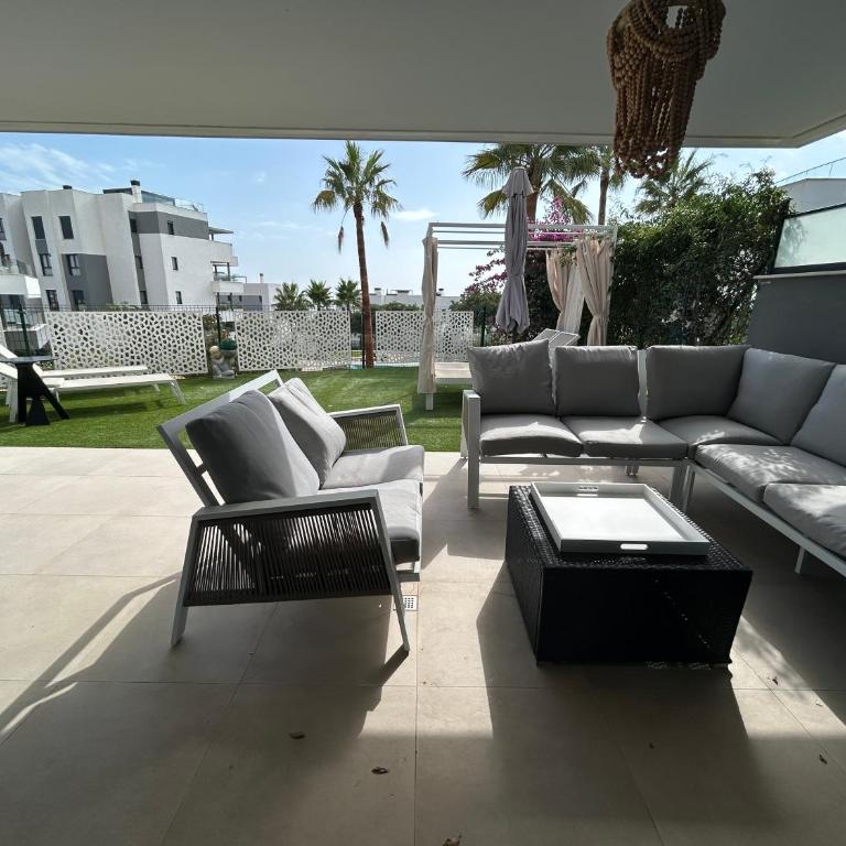 CASA CASU NEW STUNNING 3 BED RAISED GROUND FLOOR APARTMENT & HUGE BALCONY WITH SEA POOL & MOUNTAIN VIEW INDOOR & OUTDOOR SWIMMING POOLS & GYM WALKING DISTANCE TO BEACH PORT Estepona TRAVELLER AWARD 2023 - Three-Bedroom Apartment - 42
