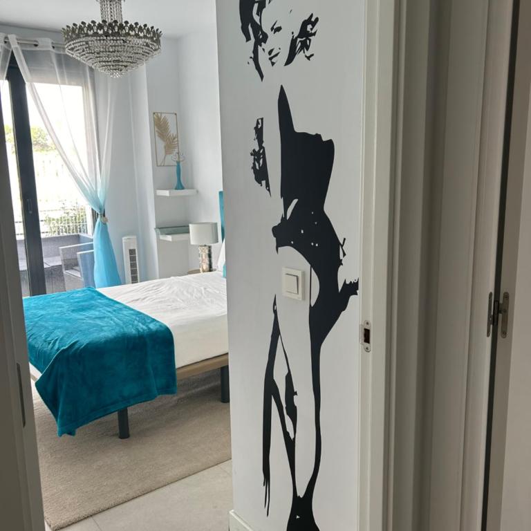 CASA CASU NEW STUNNING 3 BED RAISED GROUND FLOOR APARTMENT & HUGE BALCONY WITH SEA POOL & MOUNTAIN VIEW INDOOR & OUTDOOR SWIMMING POOLS & GYM WALKING DISTANCE TO BEACH PORT Estepona TRAVELLER AWARD 2023 - Three-Bedroom Apartment - 15