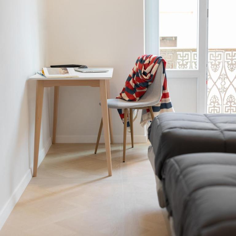 Gioberti's Apartment - 100 sqm - 2 Bedrooms and Free Private Parking in the Center - Appartamento con 2 Camere da Letto e Balcone - 62