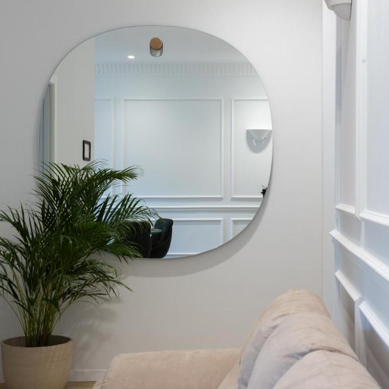 Gioberti's Apartment - 100 sqm - 2 Bedrooms and Free Private Parking in the Center - Appartamento con 2 Camere da Letto e Balcone - 78