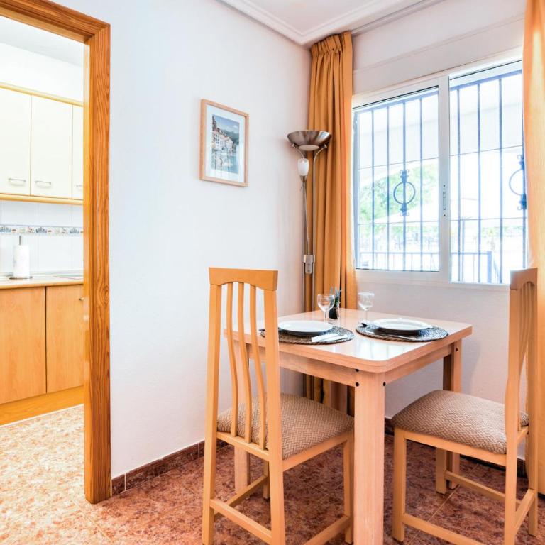 Gorgeous Apartment In Santa Pola With Wifi - Apartamento de 2 dormitorios - 3