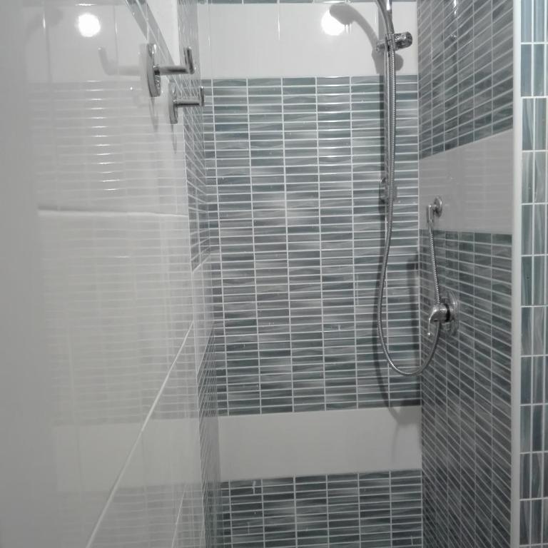 La Casa Rossa - Camera Quadrupla con Bagno Privato - 6