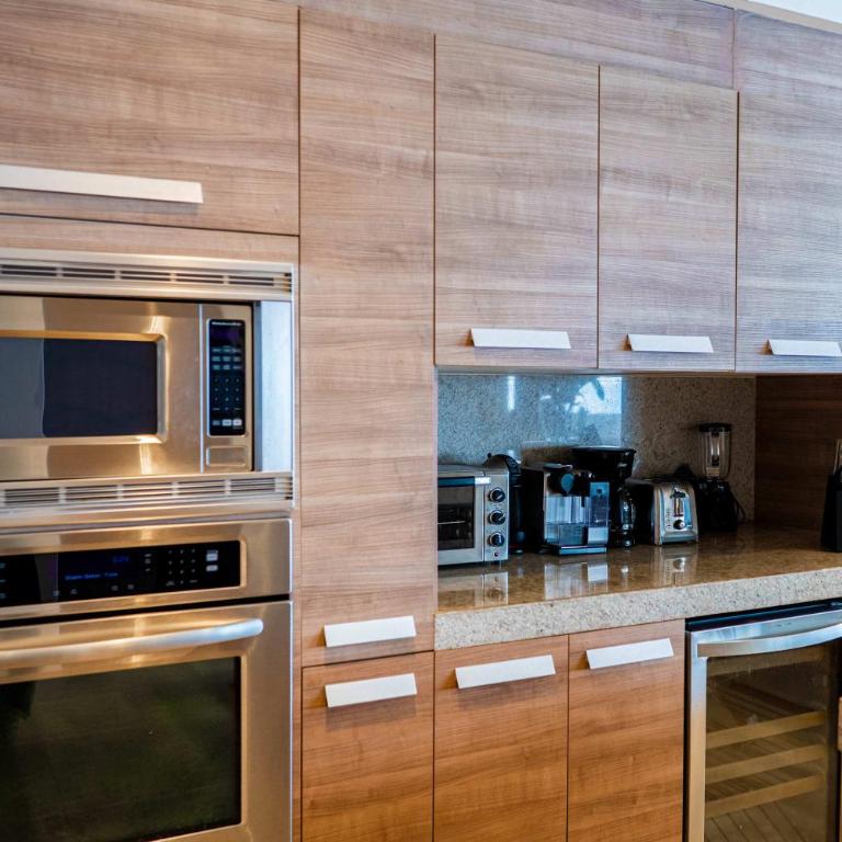 Full Floor Beachfront Luxury Apartment - Apartamento - 24