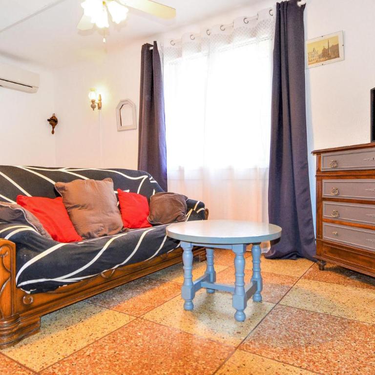 Nice Home In Arles With Wifi - Ferienhaus mit 2 Schlafzimmern - 1