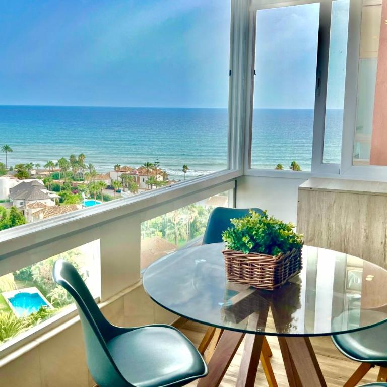 MARBELLA BEACHFRONT- Apartamento junto a la playa y con impresionantes vistas al mar - One-Bedroom Apartment - 2
