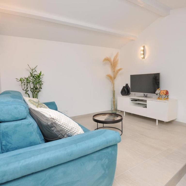 Beach Front Home In Cavalaire-Sur-Mer With Wifi - Maison de Vacances 1 Chambre - 2