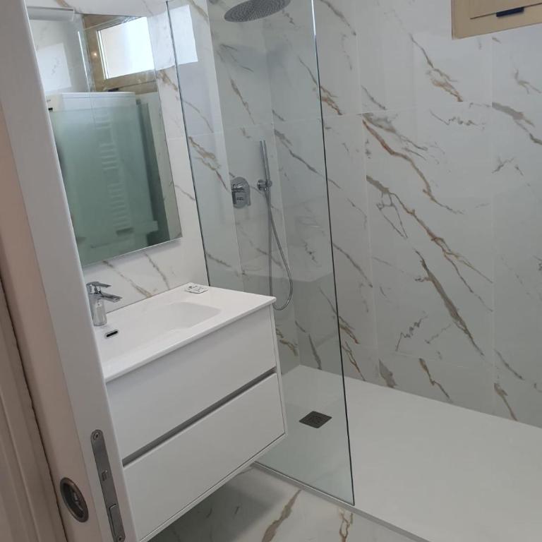 T4 FRONT DE MER ,PISCINE 25 metres ,WIFI,6à8 PERSONNES,parking,GARAGE - Appartement 2 Chambres - 20