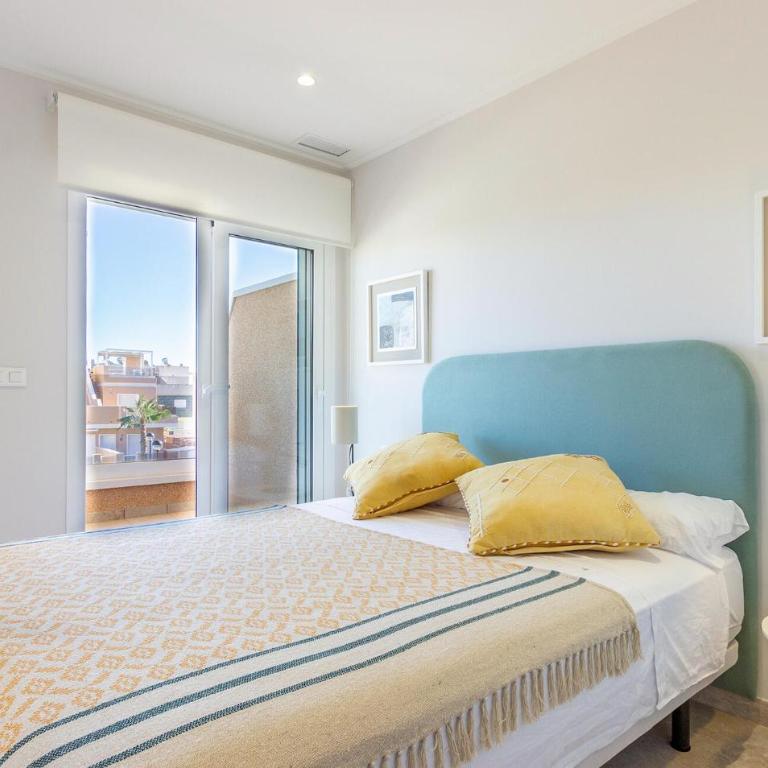 Beautiful Apartment In Pilar De La Horadada - Three-Bedroom Apartment - 4