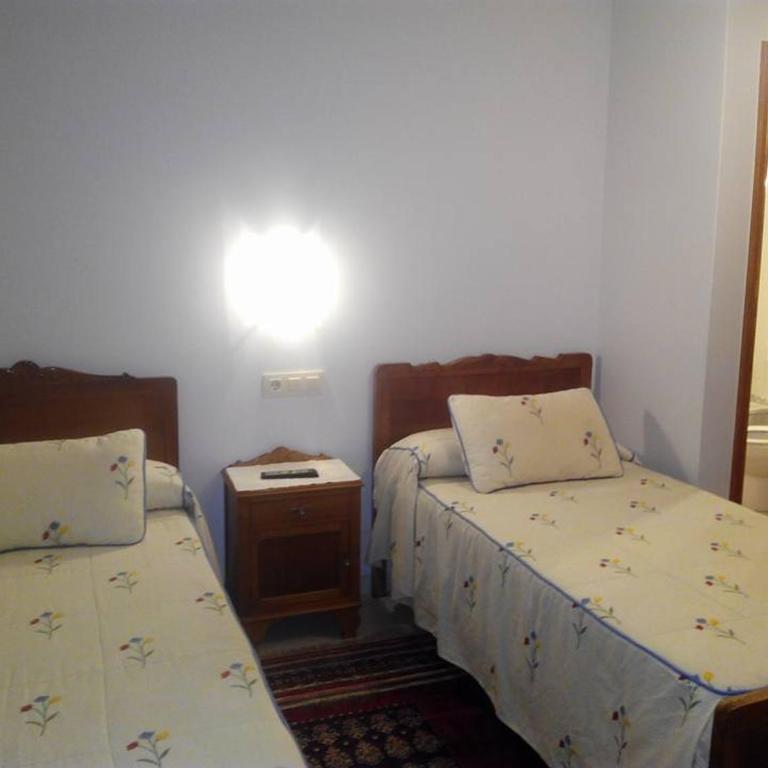 Hostal Pumar - Habitación Doble con baño privado - 2 camas - 5