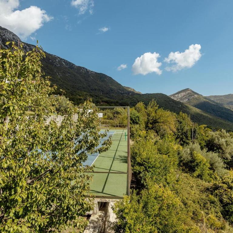 Awesome Home In Herceg Novi With Wifi - Six-Bedroom Holiday Home - 9