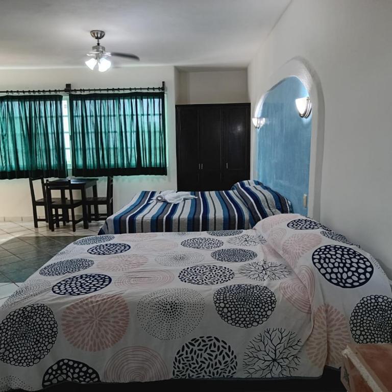 HOTEL ATLANTIDA - Deluxe Double Room with Two Double Beds - 1