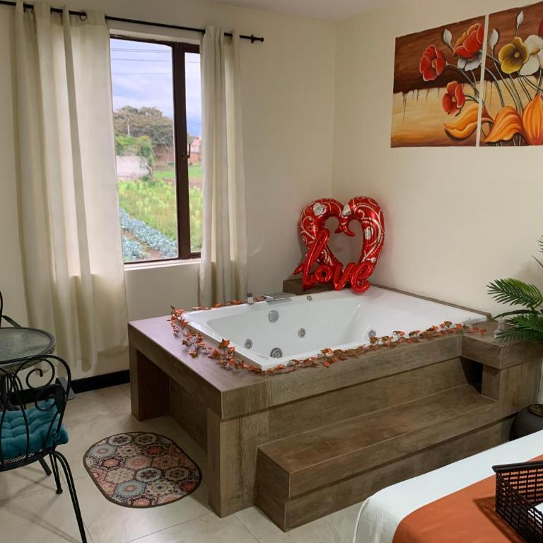 Hotel Las Mercedes Airport-Quito - Deluxe Double Room with Bath - 6