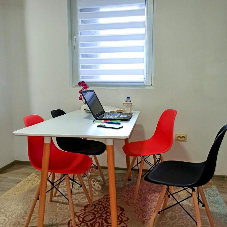 BAYT Apartment - FREE PARKING - Three-Bedroom Apartment - 32