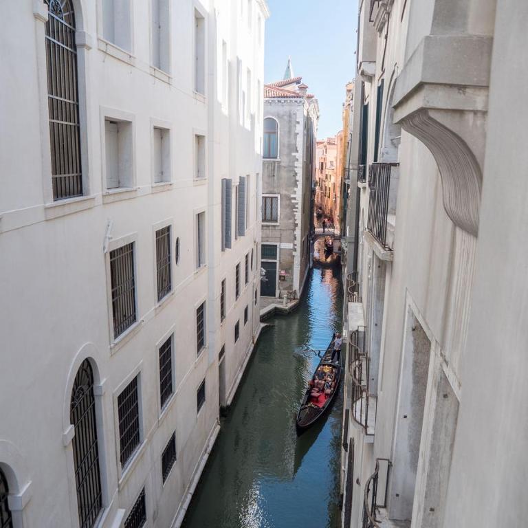 EGO' Residence Venice - Camera Matrimoniale Deluxe con Letto Supplementare e Vista Canale San Salvador. - 7