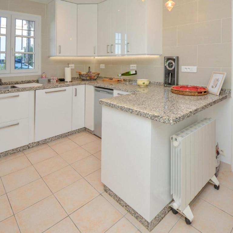 Cozy Home In Aigues-Mortes With Wifi - Three-Bedroom Vacation Home - 12