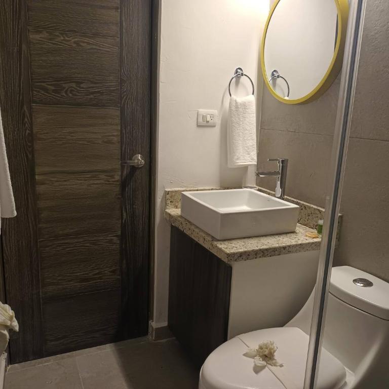 Beautiful Studio Very Close To The Beach and 5th Avenue - Apartment - 10
