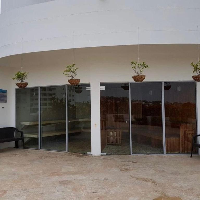 Amplios Aptos de Lujo Frente a la Playa a 5 Minutos del Centro y del Aeropuerto, en Edificio con Piscina, Jacuzzi, Sauna, Gimnasio, Turco y Seguridad las 24 hs. - Apartamento con balcón - 15