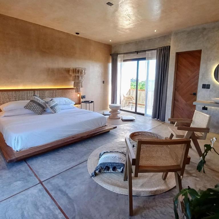 Piquete Holbox - Habitación con cama extragrande y vistas a la piscina - 2
