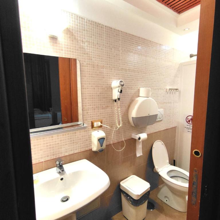 A&C Much More II - Double or Twin Room with Bathroom - 13