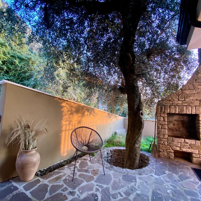 Villa Holzi - Deluxe Two-Bedroom Apartment Top Floor with King Bed, Pool, Balcony and Lake View - 15