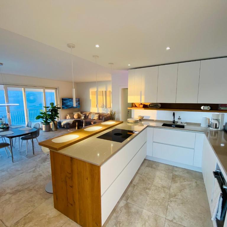 Villa Holzi - Deluxe Two-Bedroom Apartment Top Floor with King Bed, Pool, Balcony and Lake View - 13