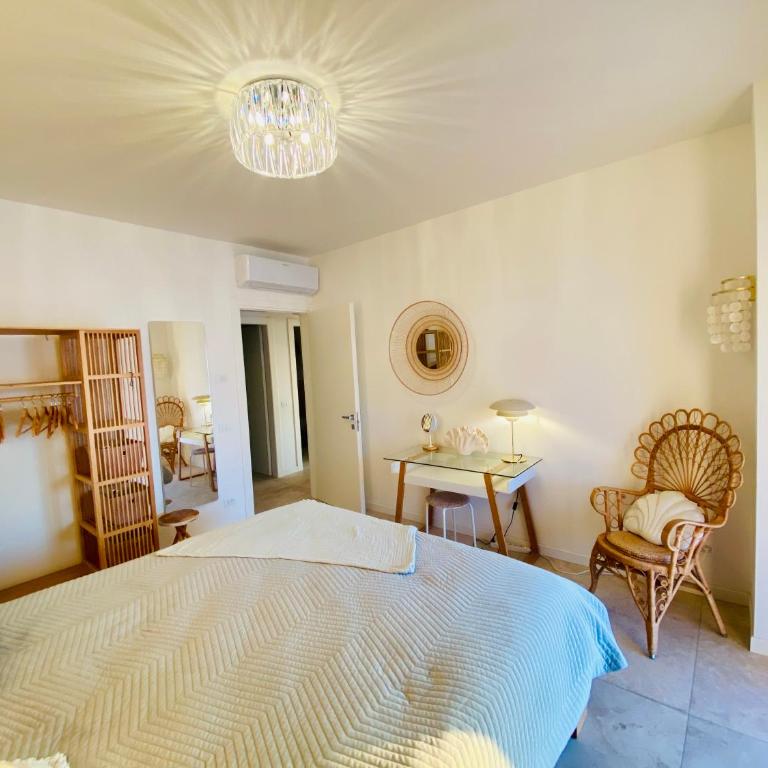 Villa Holzi - Deluxe Two-Bedroom Apartment Top Floor with King Bed, Pool, Balcony and Lake View - 11