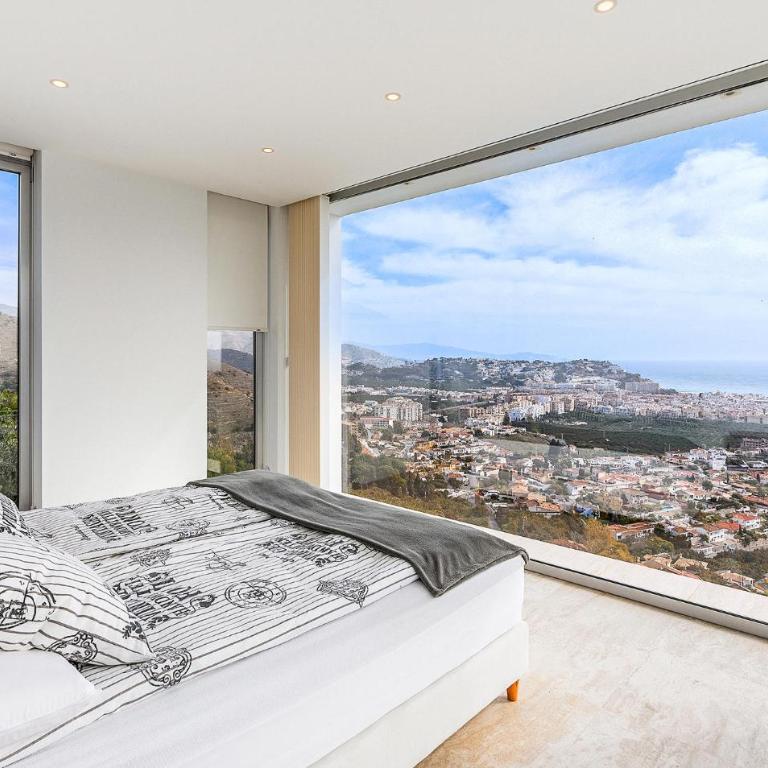 Beach Front Home In Granada - Five-Bedroom Holiday Home - 3