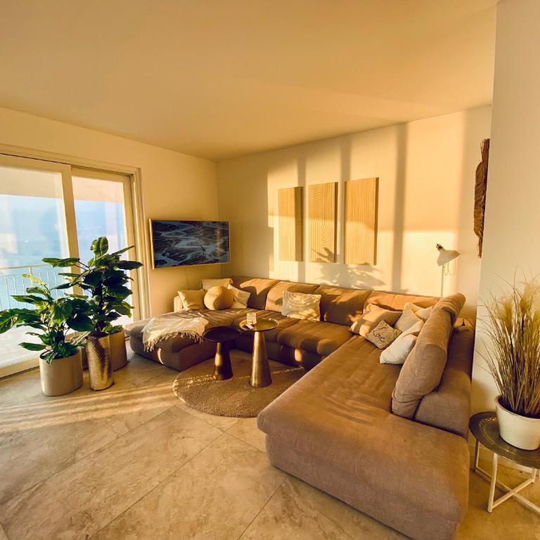 Villa Holzi - Deluxe Two-Bedroom Apartment Top Floor with King Bed, Pool, Balcony and Lake View - 9