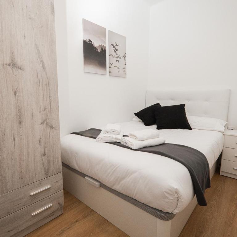 Casa a pasos de Las Ramblas - Three-Bedroom Apartment - 8