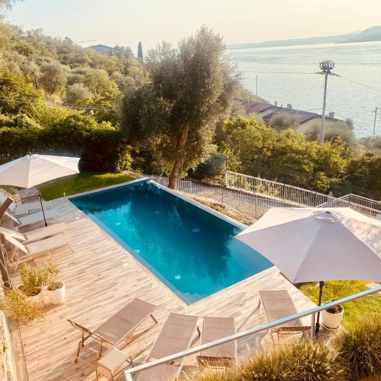 Villa Holzi - Deluxe Two-Bedroom Apartment Top Floor with King Bed, Pool, Balcony and Lake View - 2