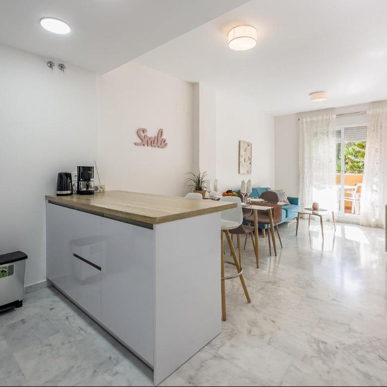 Amazing Apartment In Fuengirola - Apartamento de 2 dormitorios - 8