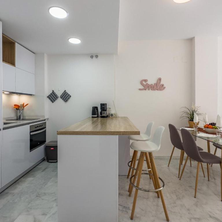 Amazing Apartment In Fuengirola - Apartamento de 2 dormitorios - 4