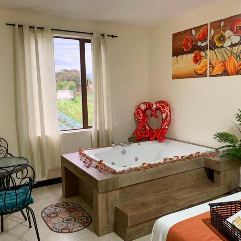 Hotel Las Mercedes Airport-Quito - Deluxe Double Room with Bath - 4