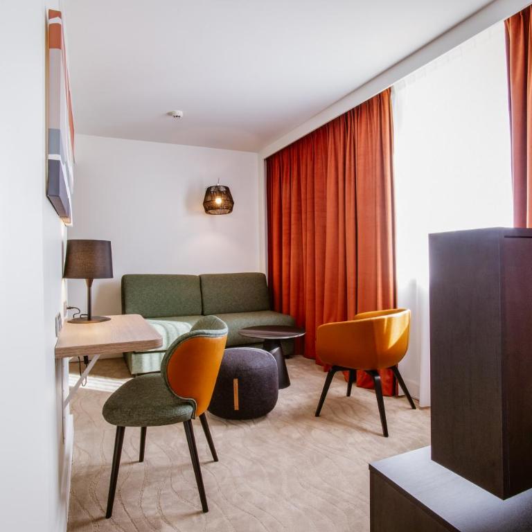 Novotel Lyon Centre-Confluence Bord de Saone - Suite avec Lit Double et Canapé Double - 7