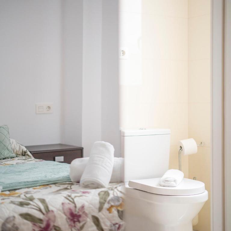 Confort en el Centro de Granada Ubicación Ideal - Three-Bedroom Apartment - 26
