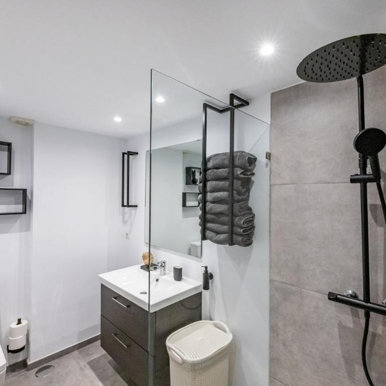 Stylish 4BD Apt with pool access & nearby beach - Apartamento - 37