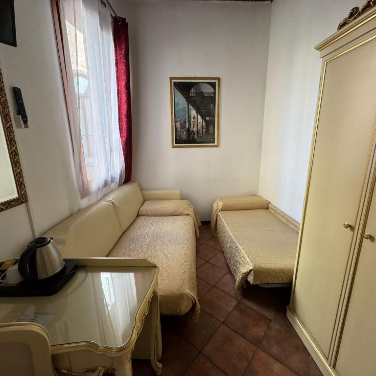 Alloggi SS Giovanni e Paolo - Camera Quadrupla con Bagno Privato - 7
