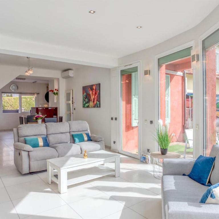Beach Front Home In Saint-Laurent-Du-Var - Maison de Vacances Six Chambres - 2