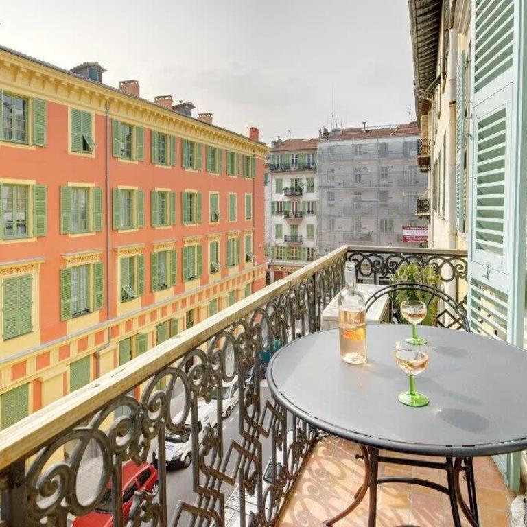 Rue Fodere location Port area - Appartement - 6