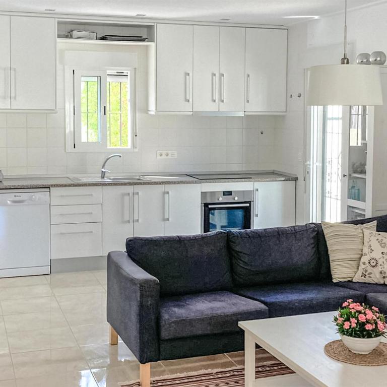 Amazing Home In El Chaparral With Wifi - Casa de 4 dormitorios - 2