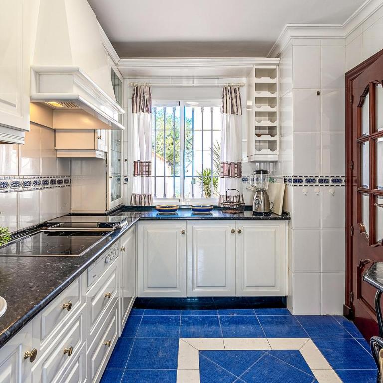 Gorgeous Home In La Herradura - Six-Bedroom Holiday Home - 5