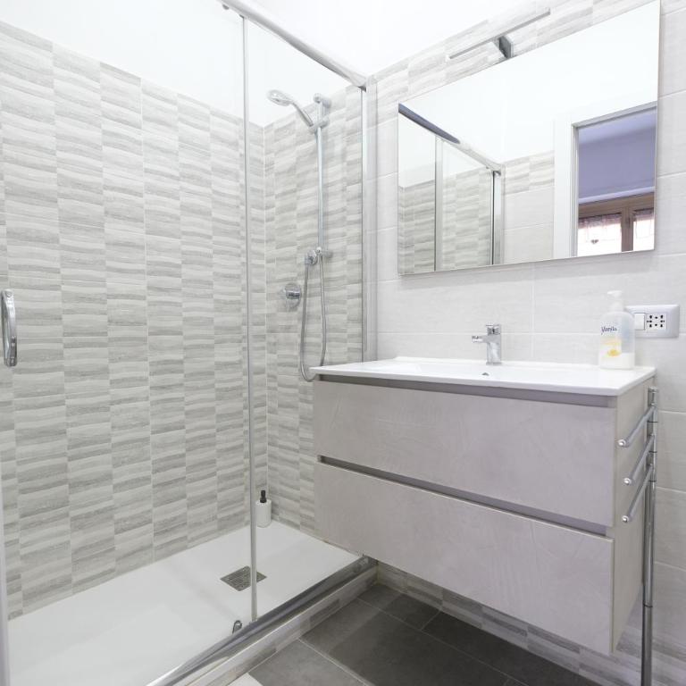 Guest House Piazza Tarquinia - Camera Matrimoniale con Bagno Privato - 1
